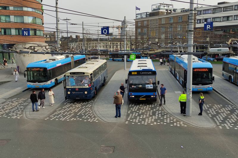 Rondrit met museumbussen door Arnhem